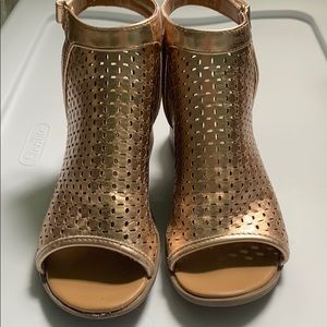 Girls Nine West Size 1 sandals in gold.